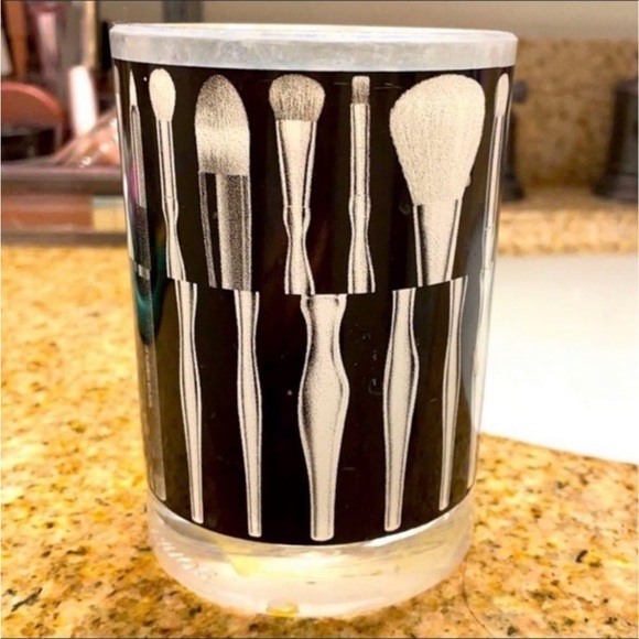 Vanity make up brush holder with a design of multiple brushes around the circle - Picture 1 of 2